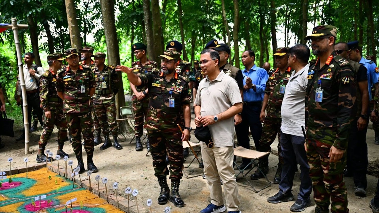 সেনাবাহিনীর মহড়া পরিদর্শনে প্রধানমন্ত্রী