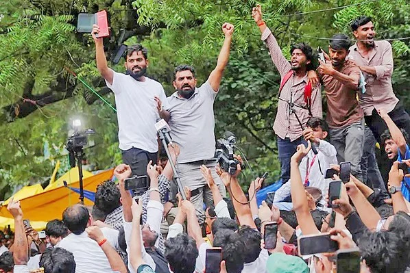 আন্দোলন করে কী পেল ভারতের তেলাপোকারা