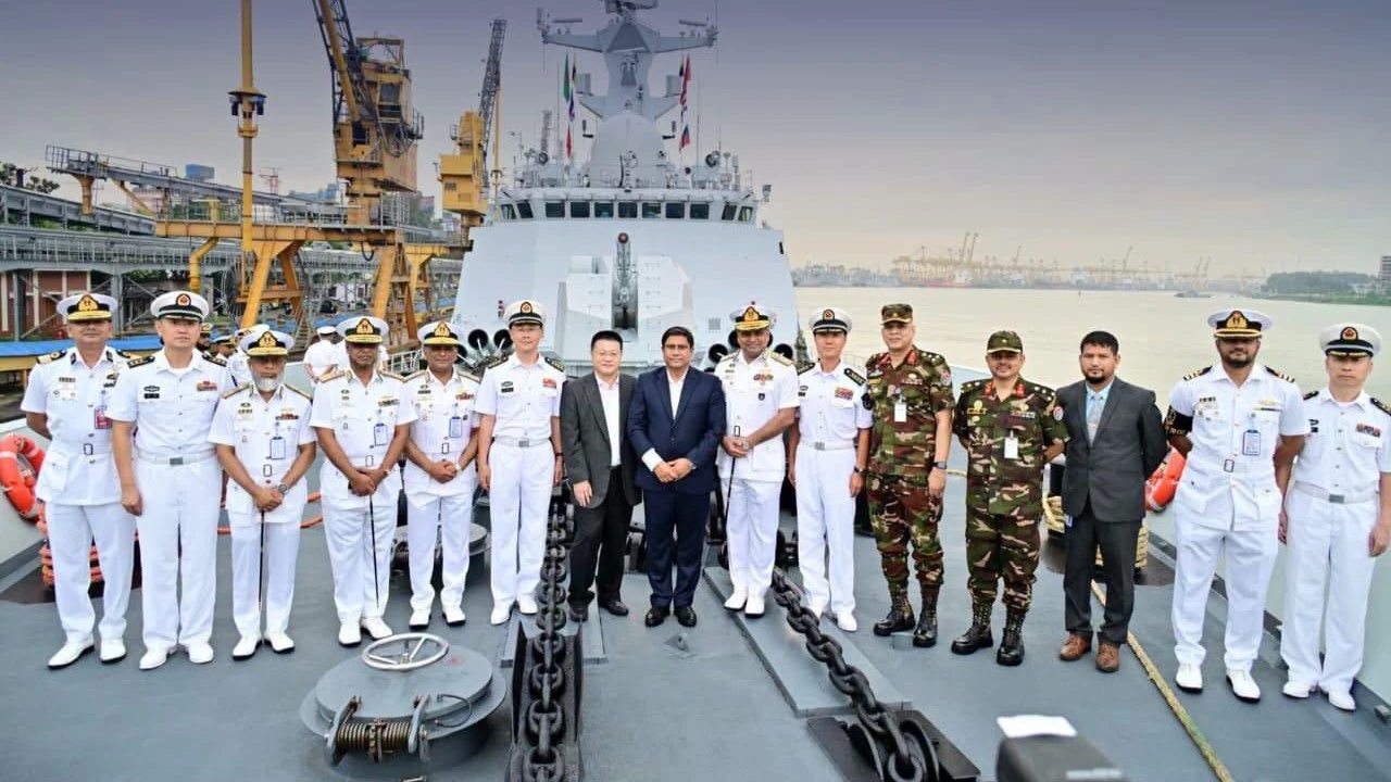 প্রতিরক্ষা উপদেষ্টা ও নৌবাহিনী প্রধানের চীনা যুদ্ধজাহাজ পরিদর্শন