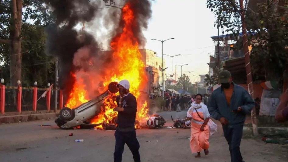 ফের সহিংসতা: মণিপুরে কারফিউ, ইন্টারনেট বন্ধ