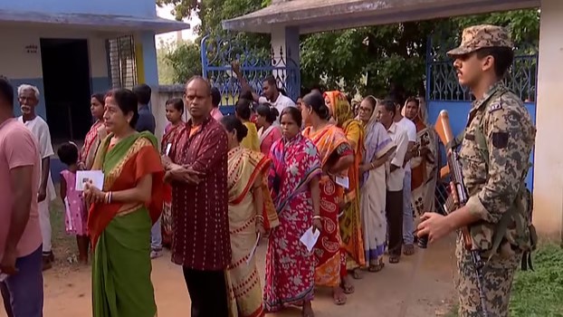 পশ্চিমবঙ্গে চলছে প্রথম দফার ভোট, কেন্দ্রে দীর্ঘ সারি