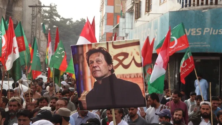 ইমরান খানকে হাসপাতালে পাঠানোর নির্দেশ