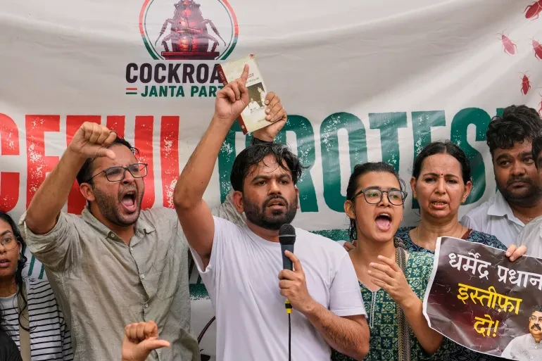 ভারতের স্কুলগুলোকে মোদীর বিরুদ্ধে পরবর্তী রণক্ষেত্রে পরিণত করেছে ‘তেলাপোকারা’
