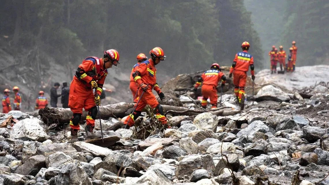 নেপালে নিখোঁজ হাজারো মানুষের সন্ধানে উদ্ধারকর্মীরা, লাশ দাফন শুরু