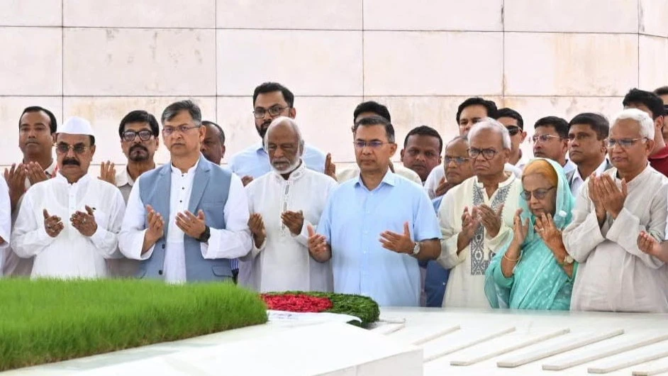 বিএনপির প্রতিষ্ঠাবার্ষিকীতে বাবা-মায়ের কবরে প্রধানমন্ত্রীর শ্রদ্ধা