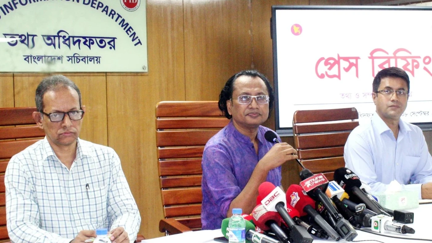হাসিনাকে ভারতে গণমাধ্যমের সঙ্গে কথা বলতে দেয়া অস্বস্তিকর: তথ্য উপদেষ্টা