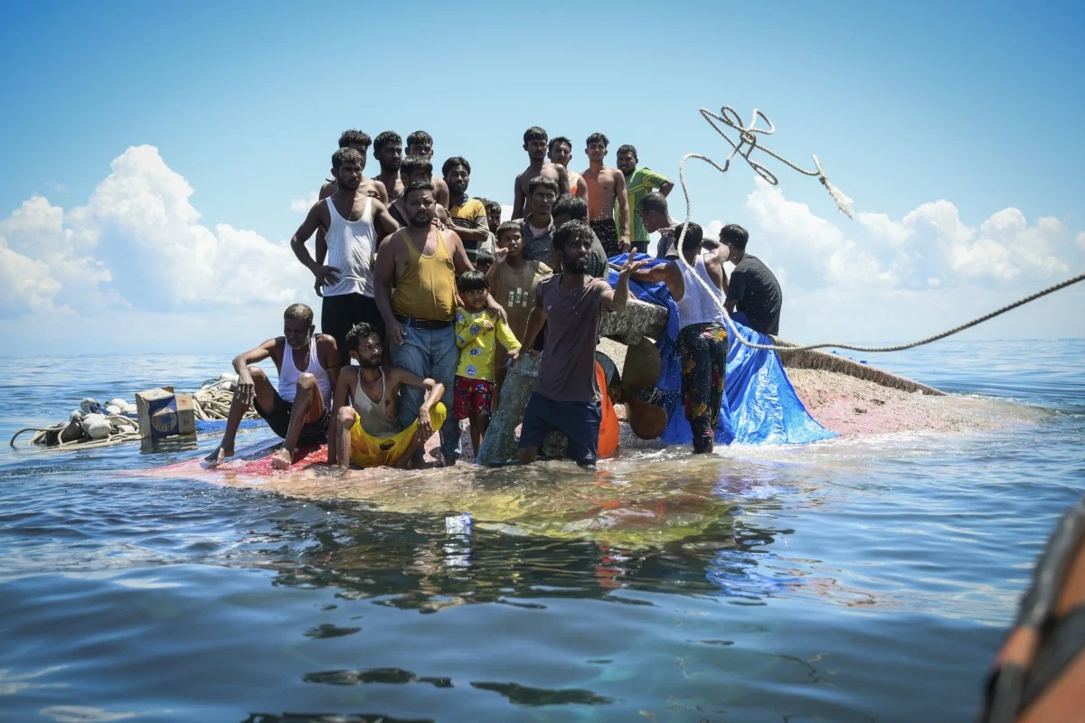 মিয়ানমার থেকে ভেসে আসা শতাধিক রোহিঙ্গা উদ্ধার
