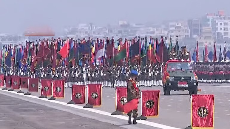 বর্ণাঢ্য কুচকাওয়াজে বাংলাদেশের স্বাধীনতা উদ্‌যাপন