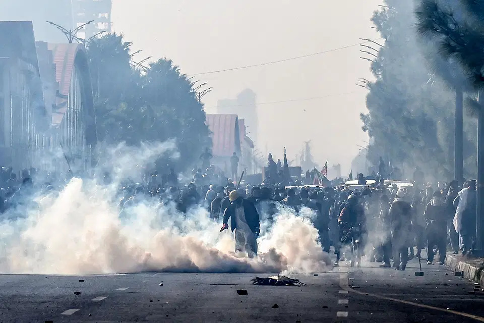 পাকিস্তান: সমাবেশ ঘিরে উত্তাল ইসলামাবাদ, নিহত ৭, সেনা মোতায়েন