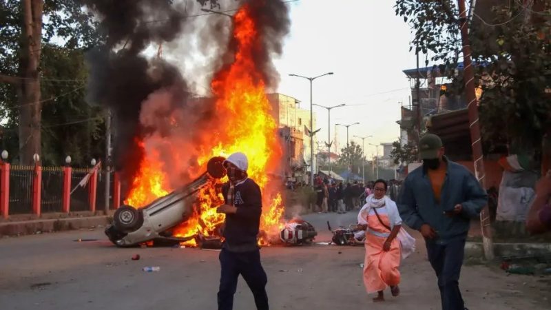 ফের সহিংসতা: মণিপুরে কারফিউ, ইন্টারনেট বন্ধ