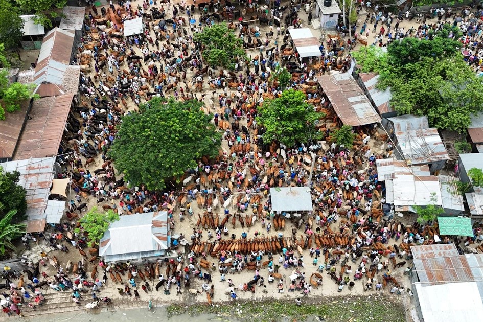 দুর্গম চরাঞ্চলে উড়ছে পুলিশের ড্রোন