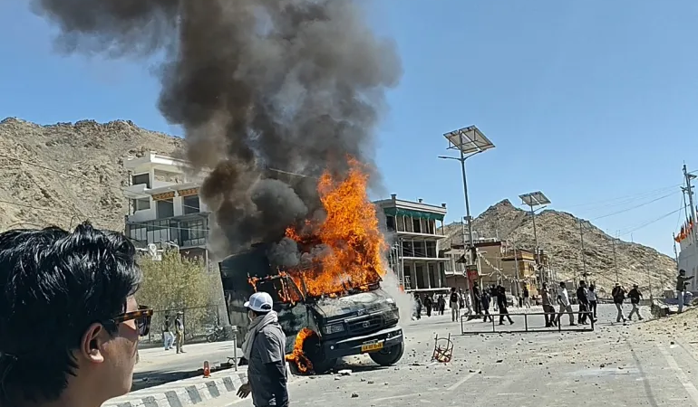 ‘দেশবিরোধী’ তকমার ভয়ে ভারতের জেন–জি’রা!