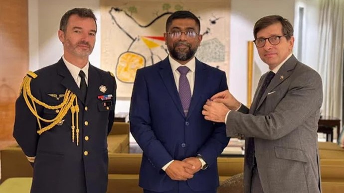 ফরাসি ‘ন্যাশনাল ডিফেন্স গোল্ড মেডেল’ পেলেন বাংলাদেশি সেনা কর্মকর্তা